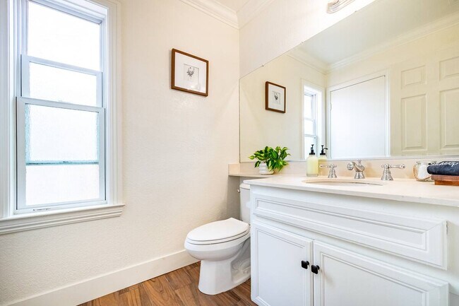 Building Photo - 1687 Sycamore St