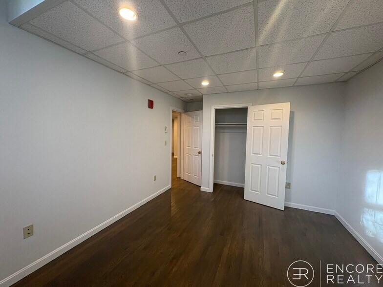 Building Photo - 77 Park Dr