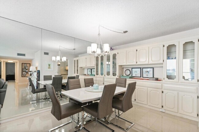 Building Photo - 5440 N Ocean Dr