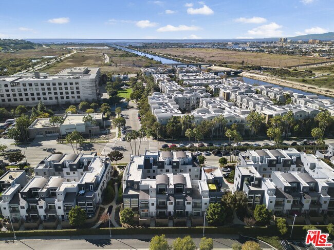 Building Photo - 5350 Playa Vista Dr