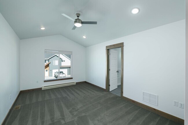 Building Photo - 515 W Aspen St