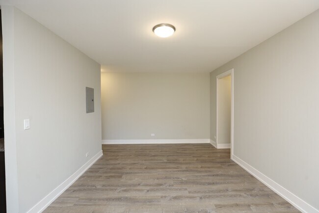 Building Photo - 533 W Surf St
