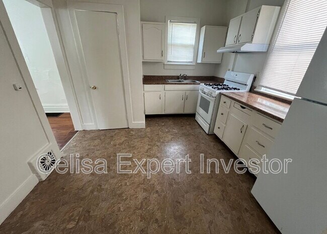 Building Photo - 1209 W Wildwood Ave