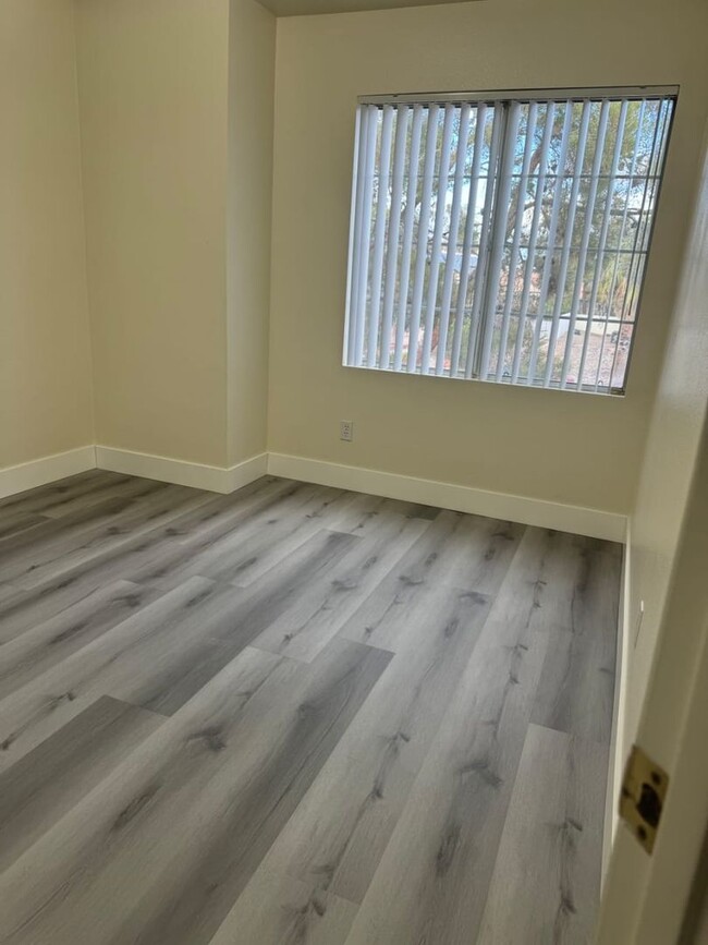 Building Photo - Freshly Renovated Three Bedroom Home-Ready...