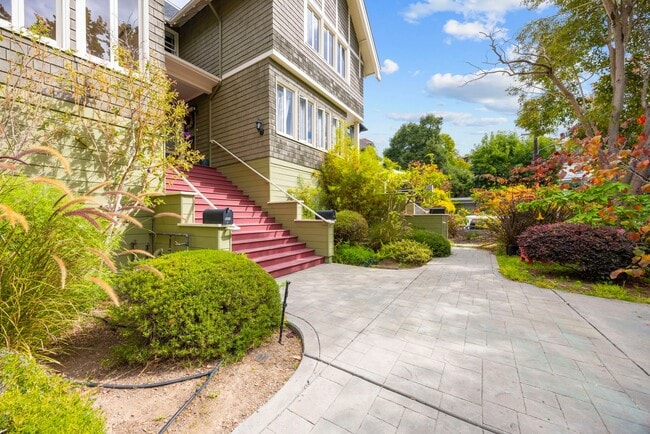 Building Photo - Sun Soaked 2 bedroom 1 bath unit off Piedm...
