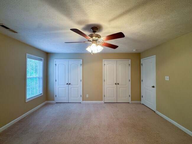 Building Photo - Gorgeous 3 Bed 2.5 Bath Home on Corner Lot