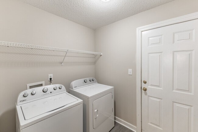 Building Photo - 127 Knotting Pl