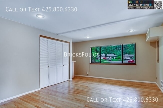 Building Photo - Find Your Perfect Oasis in Redmond! Stunni...