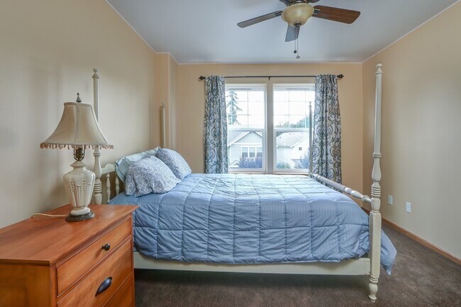 Building Photo - in town Kingston 3 bedroom townhome now available