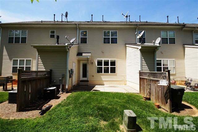 Backyard and patio with storage - 303 W Savannah Ridge Rd