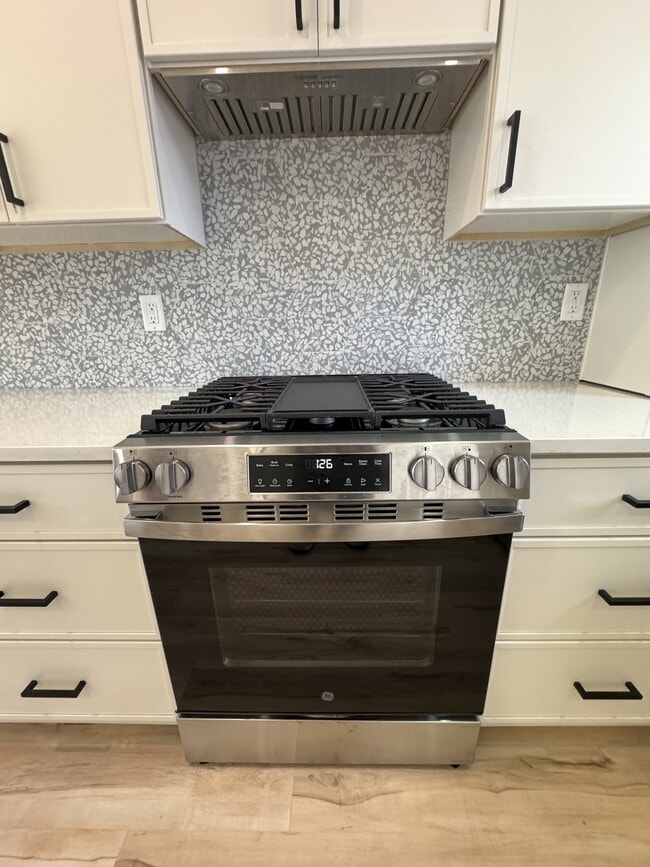 Building Photo - 715 W 9th Ave