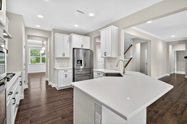 Building Photo - “5-Bedroom Home with Bonus Room & Resort-S...