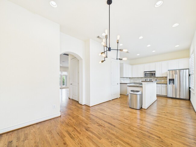 Building Photo - 11025 Sherwood Grv