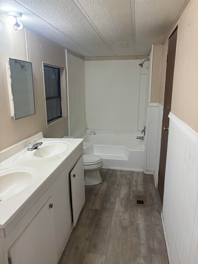 Building Photo - 206 Tropicaire St