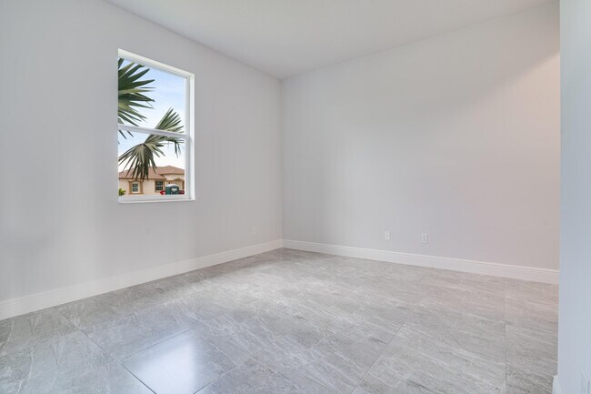 Building Photo - 388 SW Vista Lake Dr