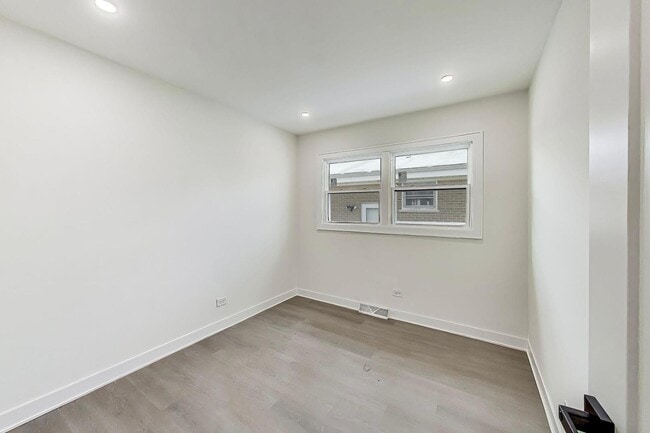 Building Photo - 5028 N Oneida Ave