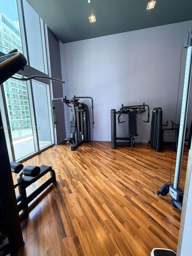 Building Photo - 1300 Brickell Bay Dr