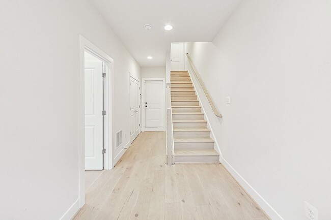 Building Photo - Contemporary 4 bedroom, 3.5 bath Open Concept Townhome!