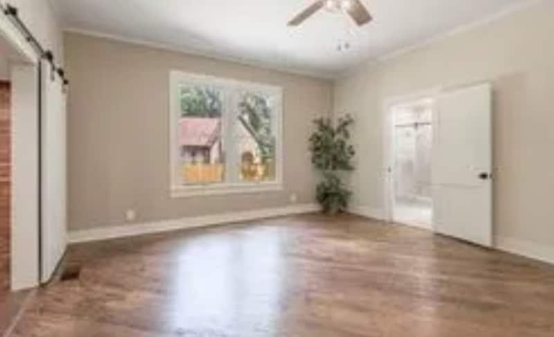 Building Photo - 924 E Houston Ave