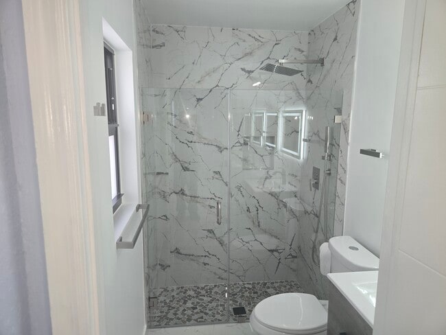 Building Photo - 716 Truman St