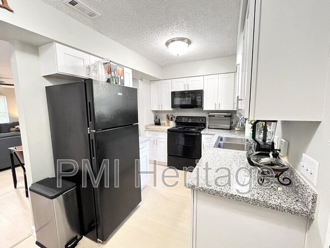 Building Photo - 1373 E Sequoyah Ct