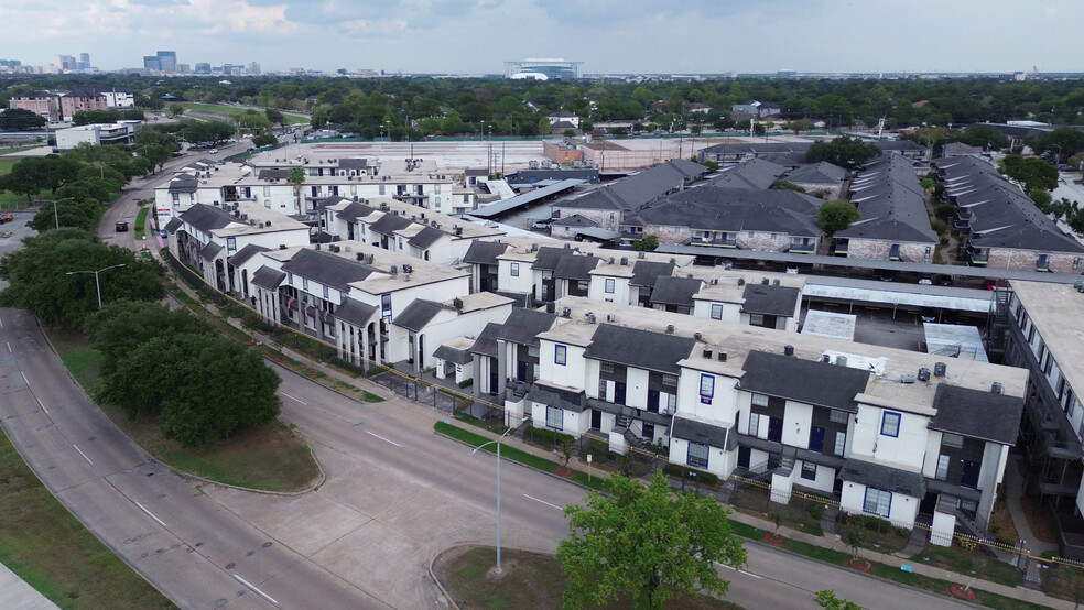 Aerial View - Star Braeswood Apartments