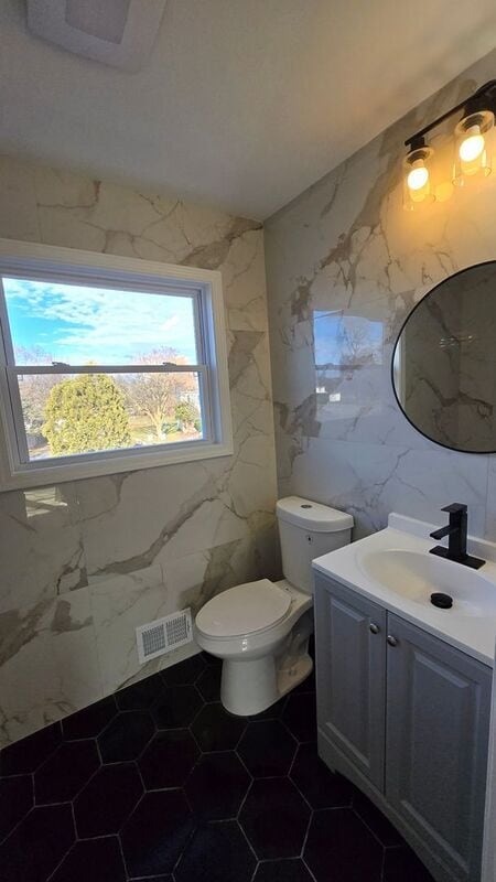 Building Photo - 14 Elm St