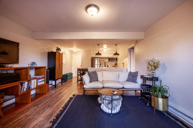 Primary Photo - AMAZING LOCATION 1 Bed 1 Bath Condo in Bou...