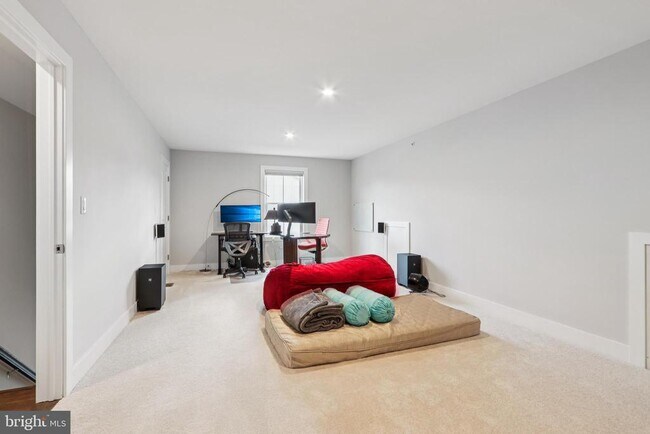 Building Photo - 45 Riverwalk