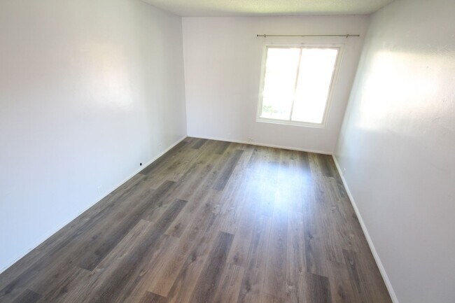 Building Photo - Large 2-bedroom condo at the Plaza Condos in Pacific Beach