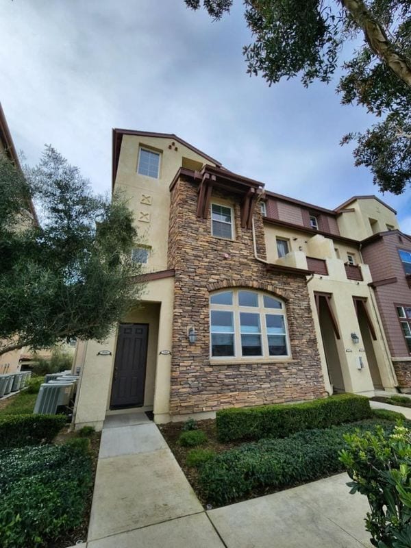 Building Photo - 956 Tarragon Ln