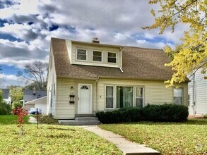 Building Photo - Homey Upper Unit in MKE