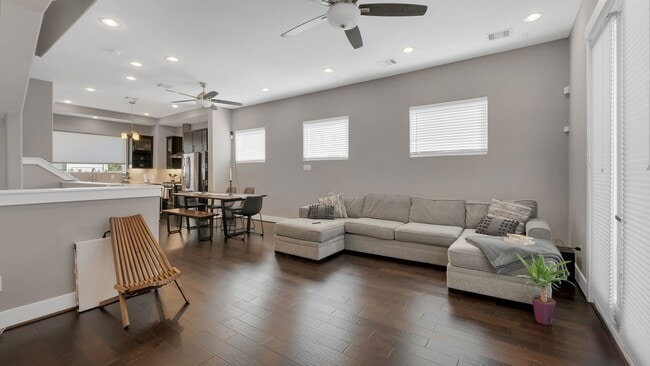 Building Photo - 607 Bayou St