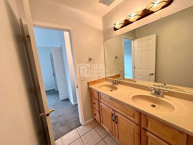 Building Photo - 119 Iveystone Ct