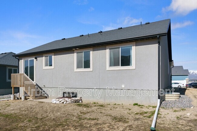 Building Photo - 4082 N Poplar Dr