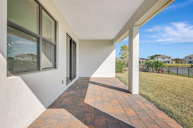 Building Photo - 6007 SE Sky Blue Cir