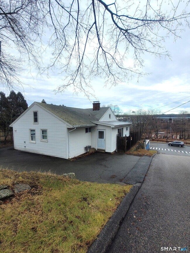 Building Photo - 123 Bridge St