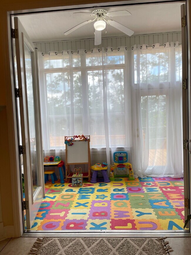 Building Photo - 4Br/2.5Ba Huge home with a sunroom