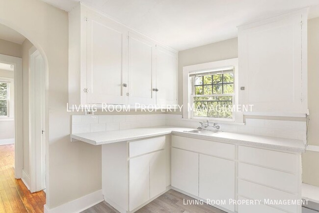 Building Photo - Charming, South Portland, Light-filled Apa...