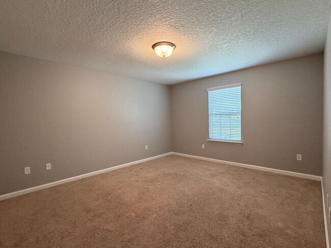 Building Photo - Spacious 5-Bedroom Home with Over 3,000 Sq. Ft. in a Fantastic Community!