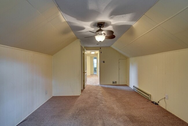Building Photo - Charming and Spacious Home!