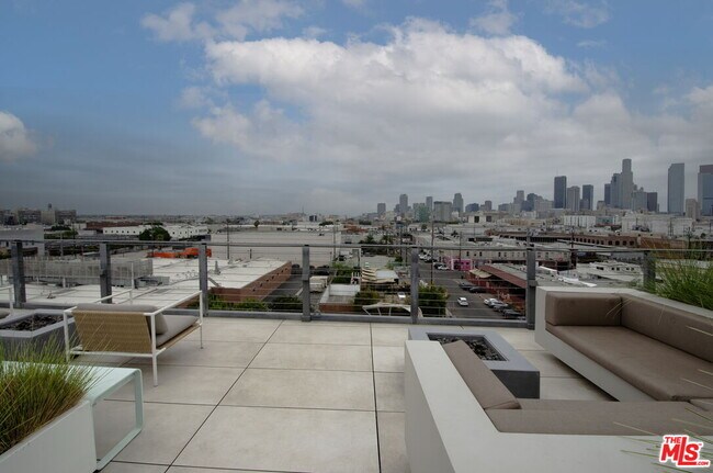 Building Photo - 527 Molino St