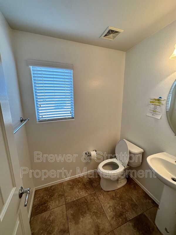 Building Photo - 2677 N Hawthorn Dr