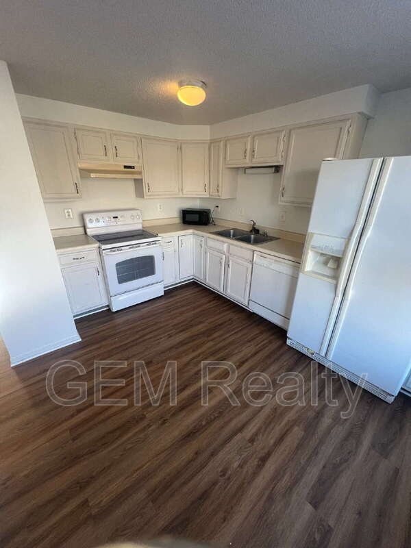 Building Photo - 405 Carnaby St