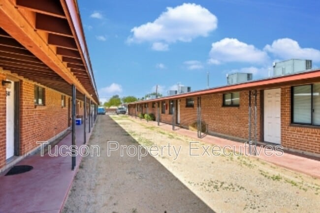 Building Photo - 1644 N Beverly Ave