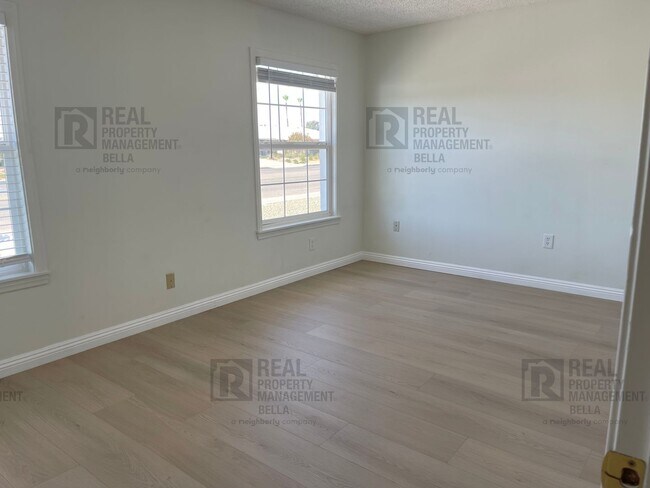 Building Photo - 55+ Community Gem: Open Floor Plan, Large ...