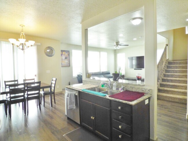 Building Photo - Great 4 Bd 3.5 Bath Townhome