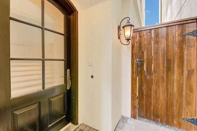 Building Photo - Spectacular Home 4 Bedrooms / 4.5 Bathroom...
