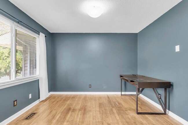 Building Photo - Located in the Heart of Hixson! 3 beds, 2 ...