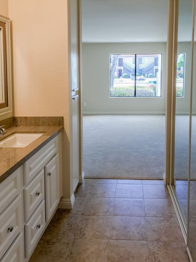 Building Photo - Beautiful Upgraded 2 Bed, 2 Bath with Private Patio!